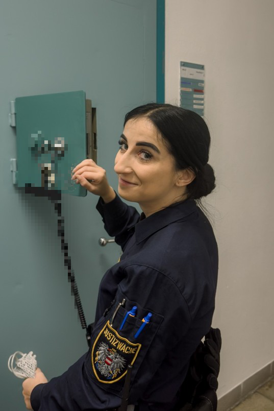 Justizbeamtin vor Tür