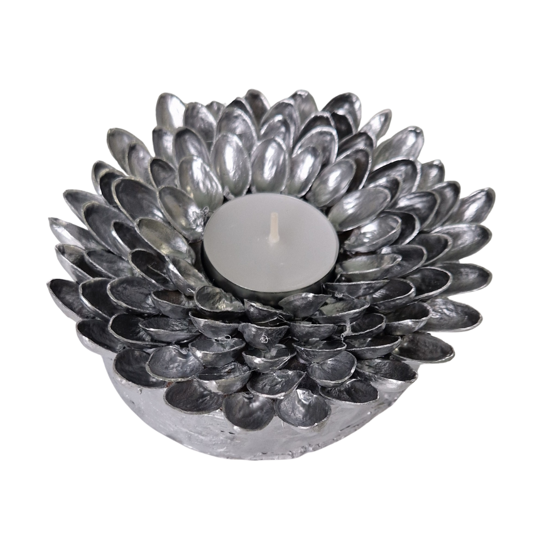 Teelichthalter aus Pistazienschalen und Holz, silberfarben lackiert