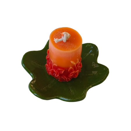 Kerze in Rot/Orange mit Blumenmuster und Keramik-Untersetzer