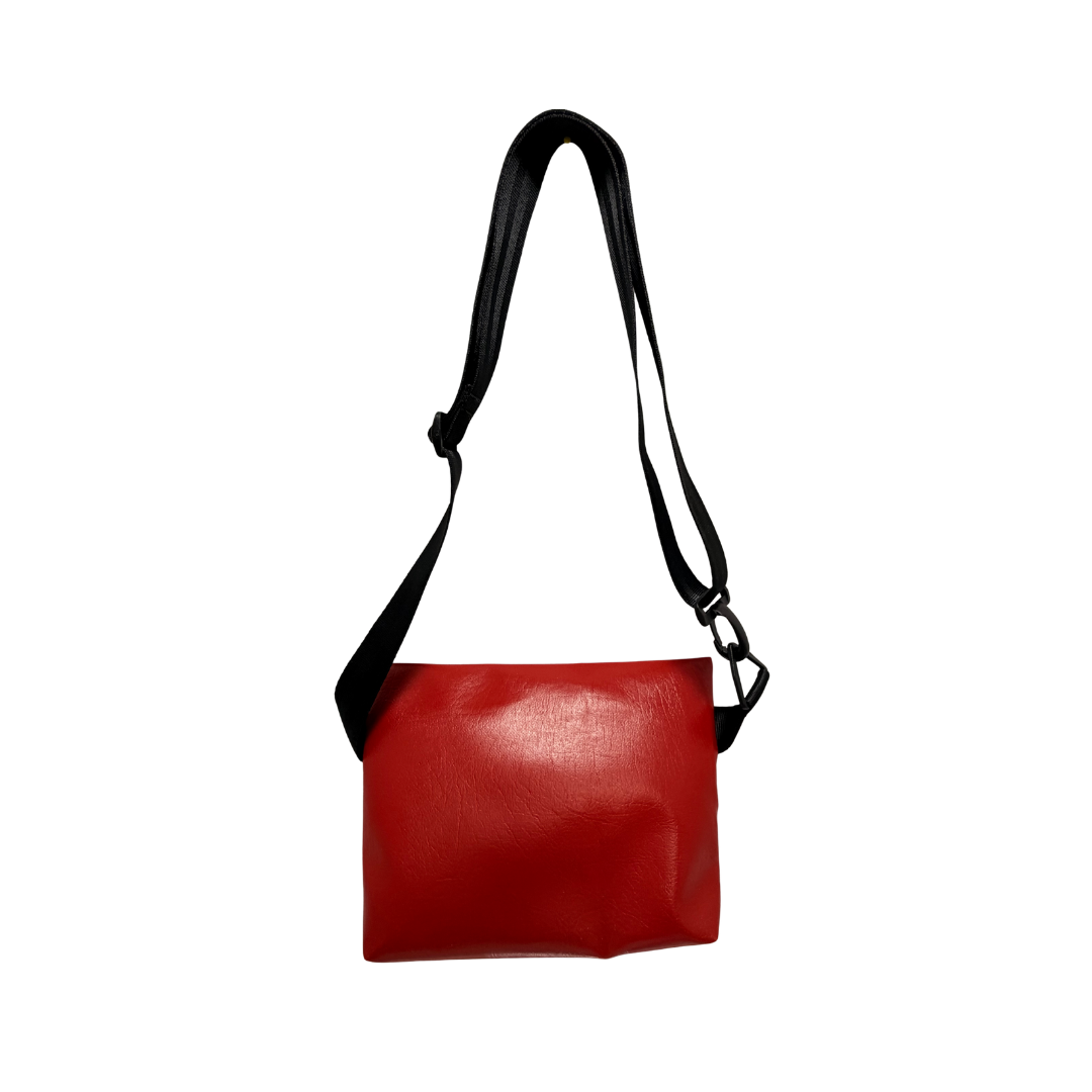 Cross-Body Bag "Ferdinand" in Rot mit Aufdruck "Häfn Werk" – Bild 2