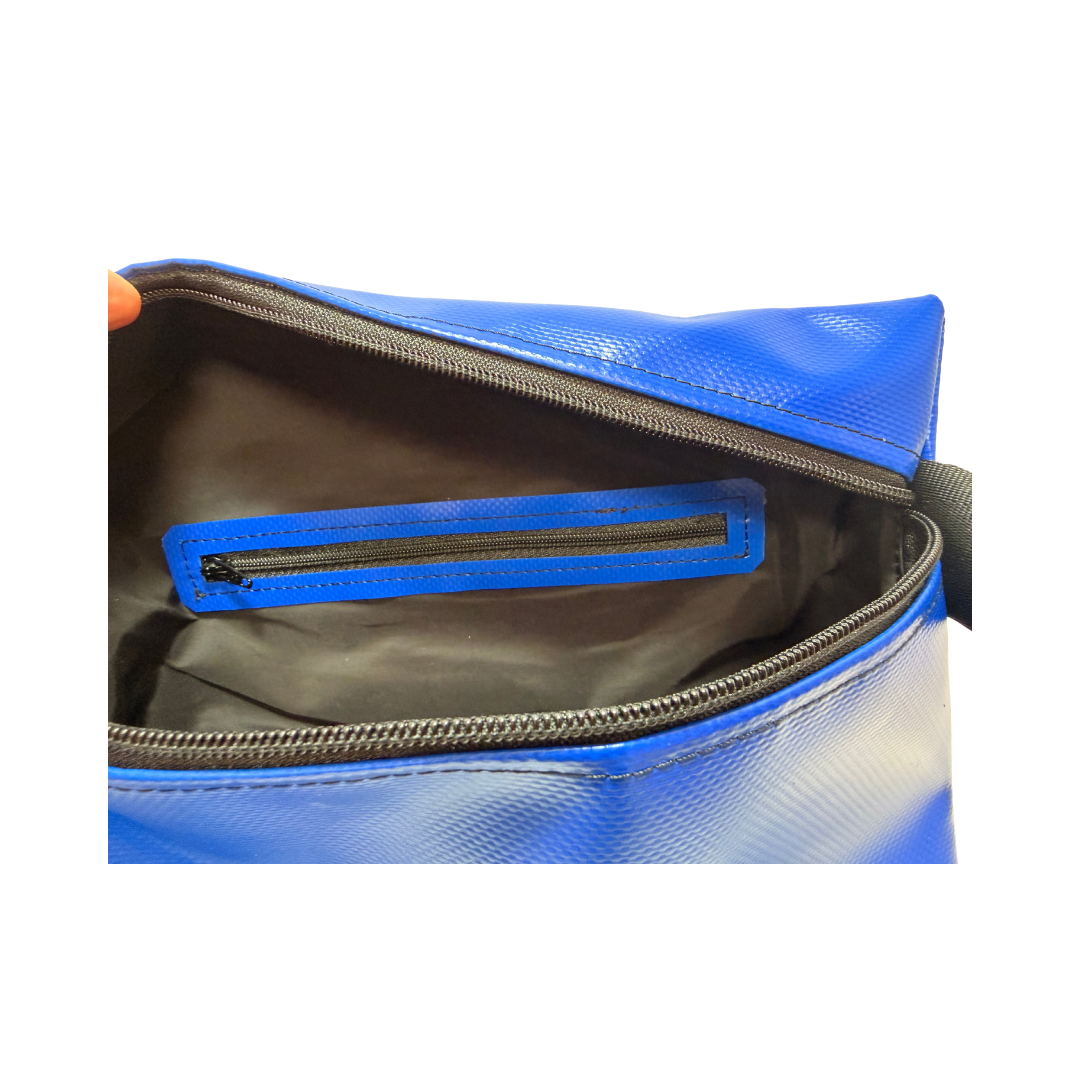 Cross-Body Bag "Ferdinand" in Blau mit Aufdruck "Häfn Werk" – Bild 3