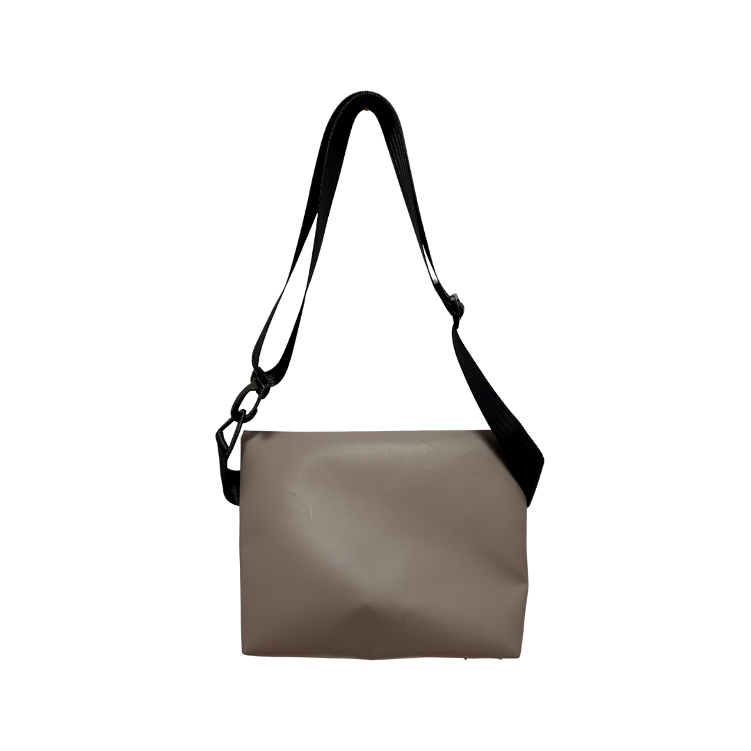 Cross-Body Bag "Ferdinand" in Stein mit Aufdruck "Häfn Werk" – Bild 2