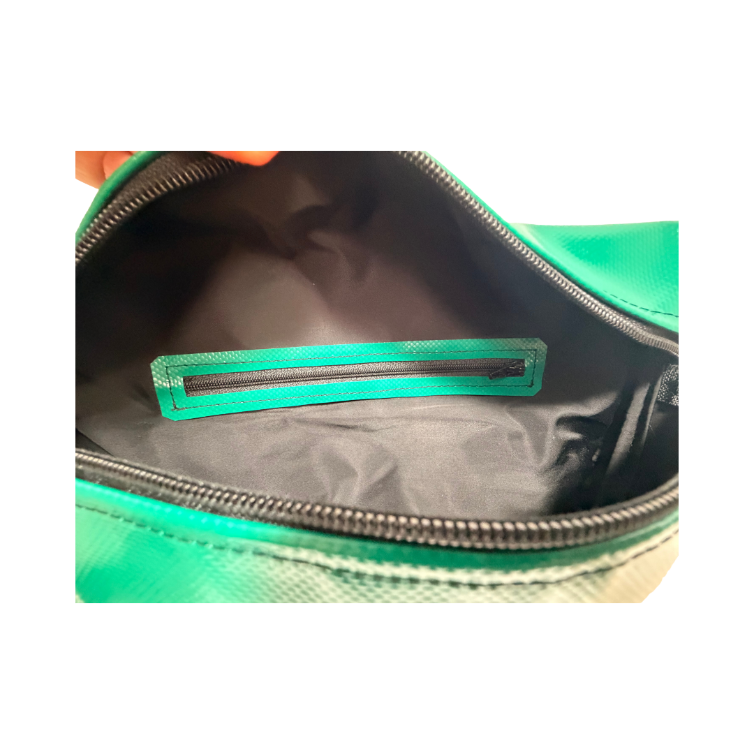 Cross-Body Bag "Ferdinand" in Grün mit Aufdruck "Häfn Werk" – Bild 3