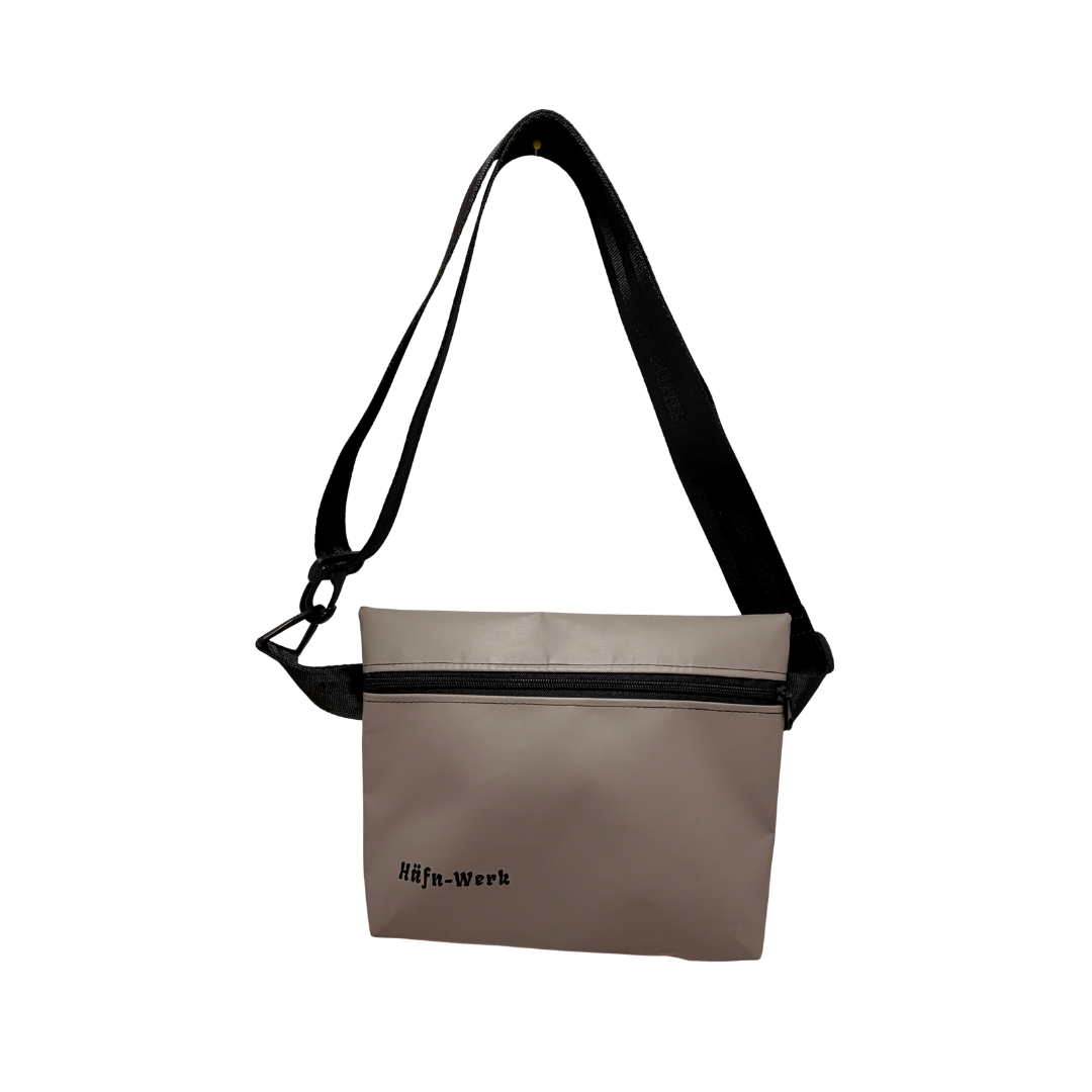 Cross-Body Bag "Ferdinand" in Stein mit Aufdruck "Häfn Werk"