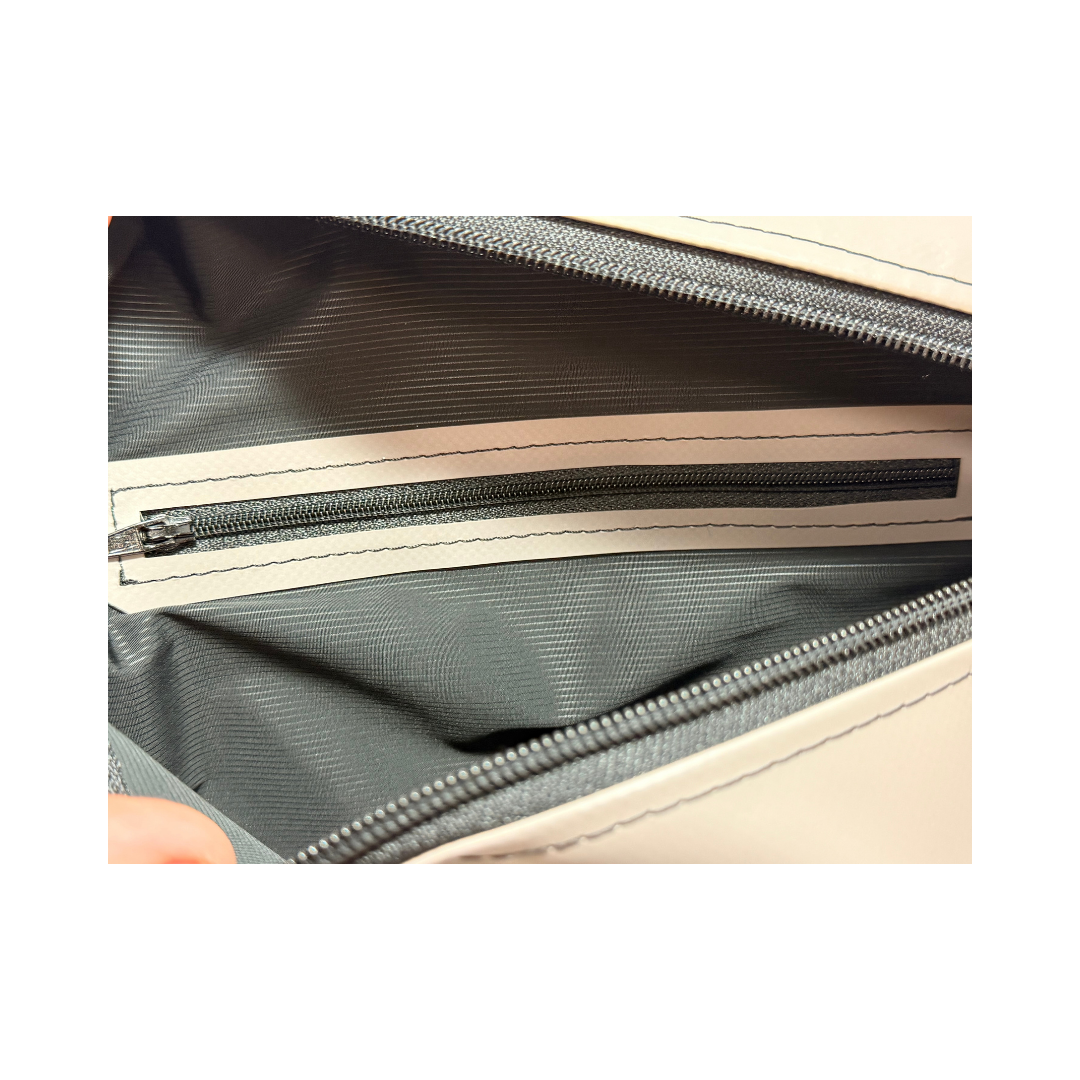 Cross-Body Bag "Ferdinand" in Stein mit Aufdruck "Häfn Werk" – Bild 3