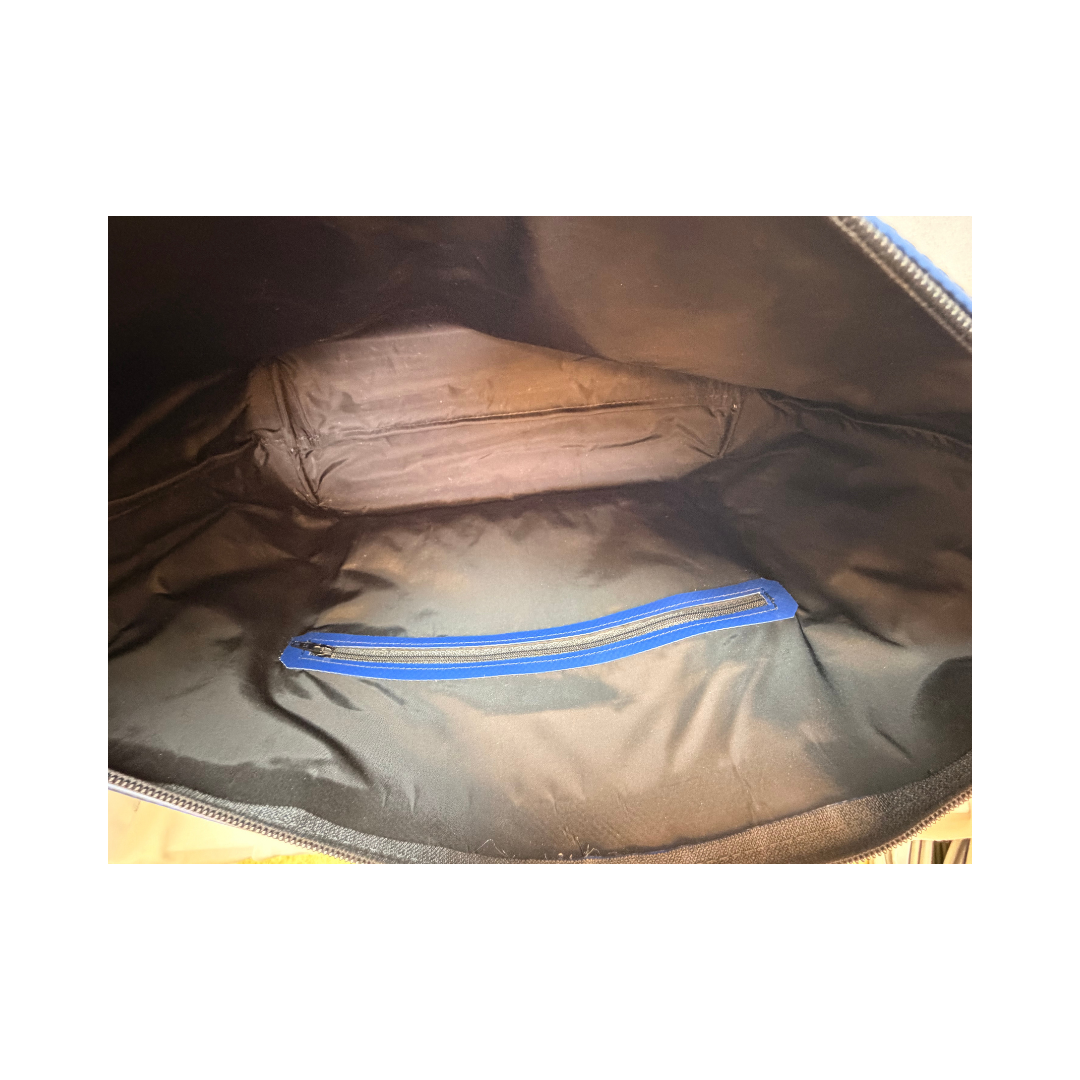 Umhängetasche "Franz" in Dunkelblau mit Aufdruck "Häfn Werk" – Bild 3