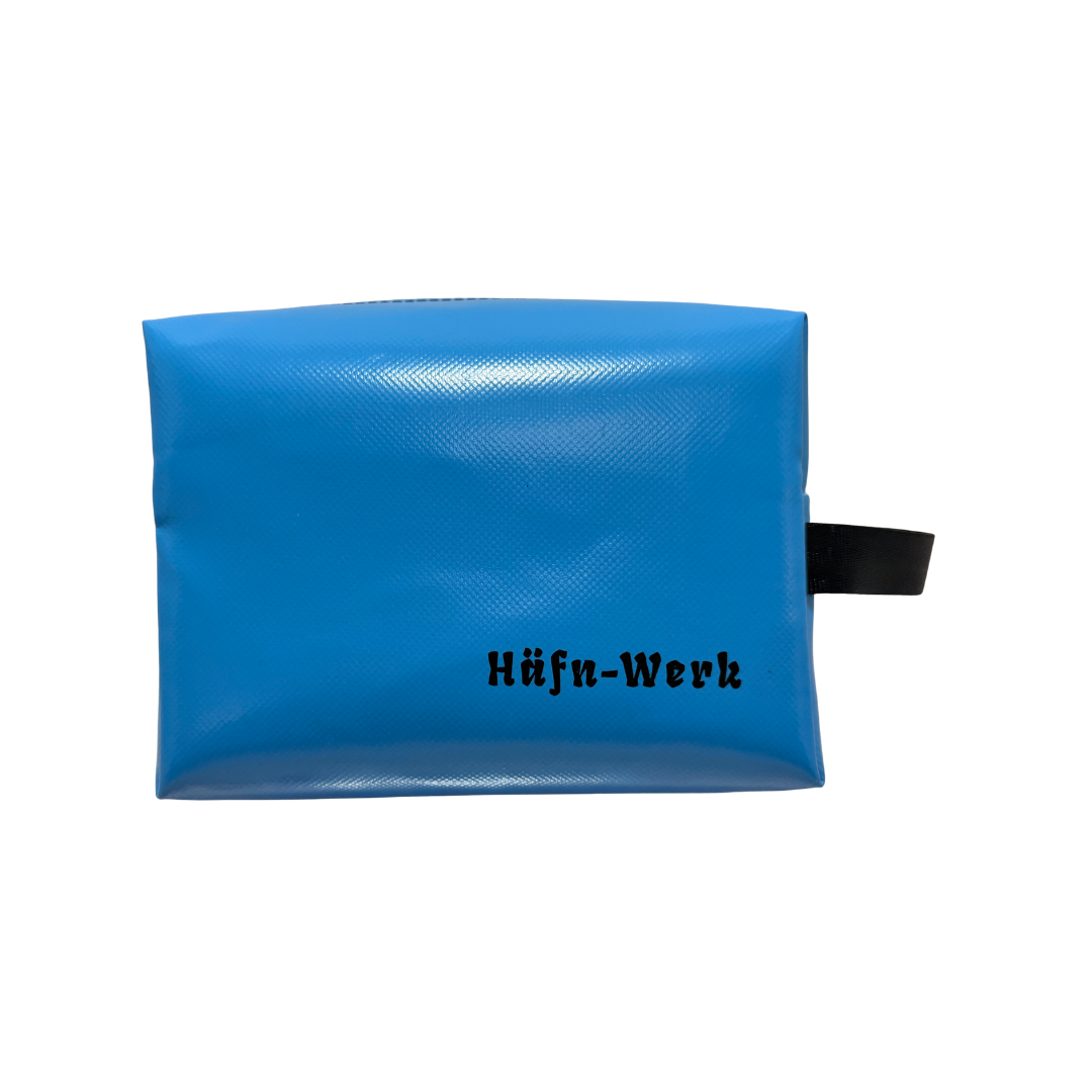 Kulturtasche "Hugo" in Hellblau mit Aufdruck "Häfn Werk"