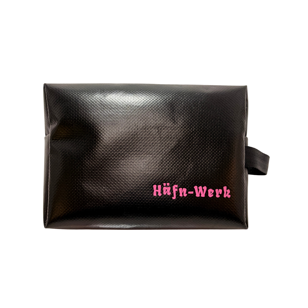 Kulturtasche "Hugo" in Schwarz mit Aufdruck "Häfn Werk"