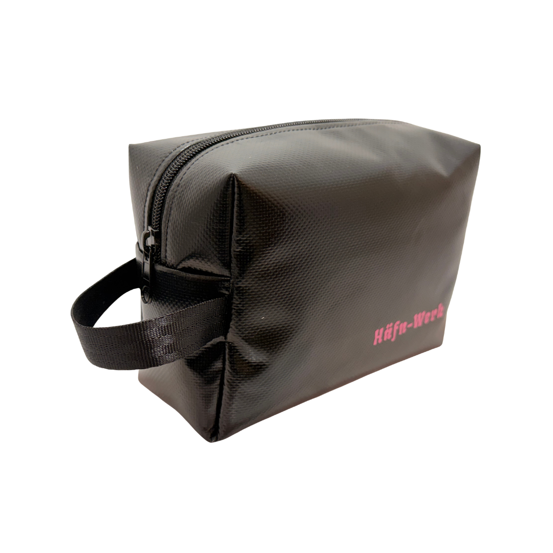 Kulturtasche "Hugo" in Schwarz mit Aufdruck "Häfn Werk" – Bild 2