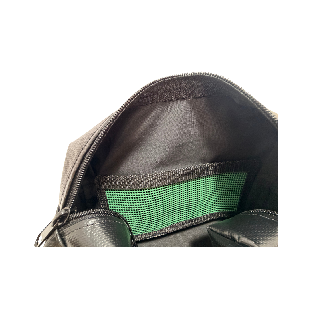 Kulturtasche "Hugo" in Schwarz mit Aufdruck "Häfn Werk" – Bild 3