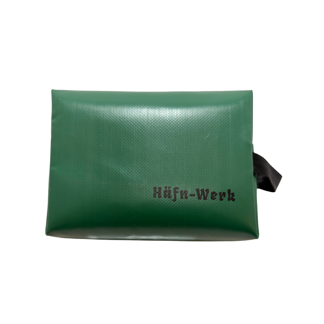 Kulturtasche "Hugo" in Grün mit Aufdruck "Häfn Werk"