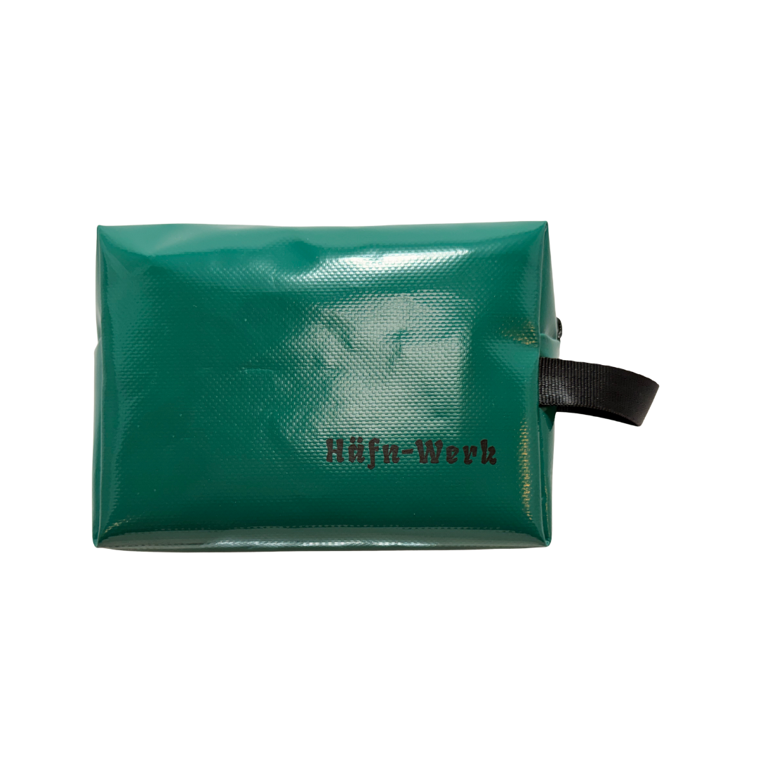 Kulturtasche "Hugo" in Grün mit Aufdruck "Häfn Werk"