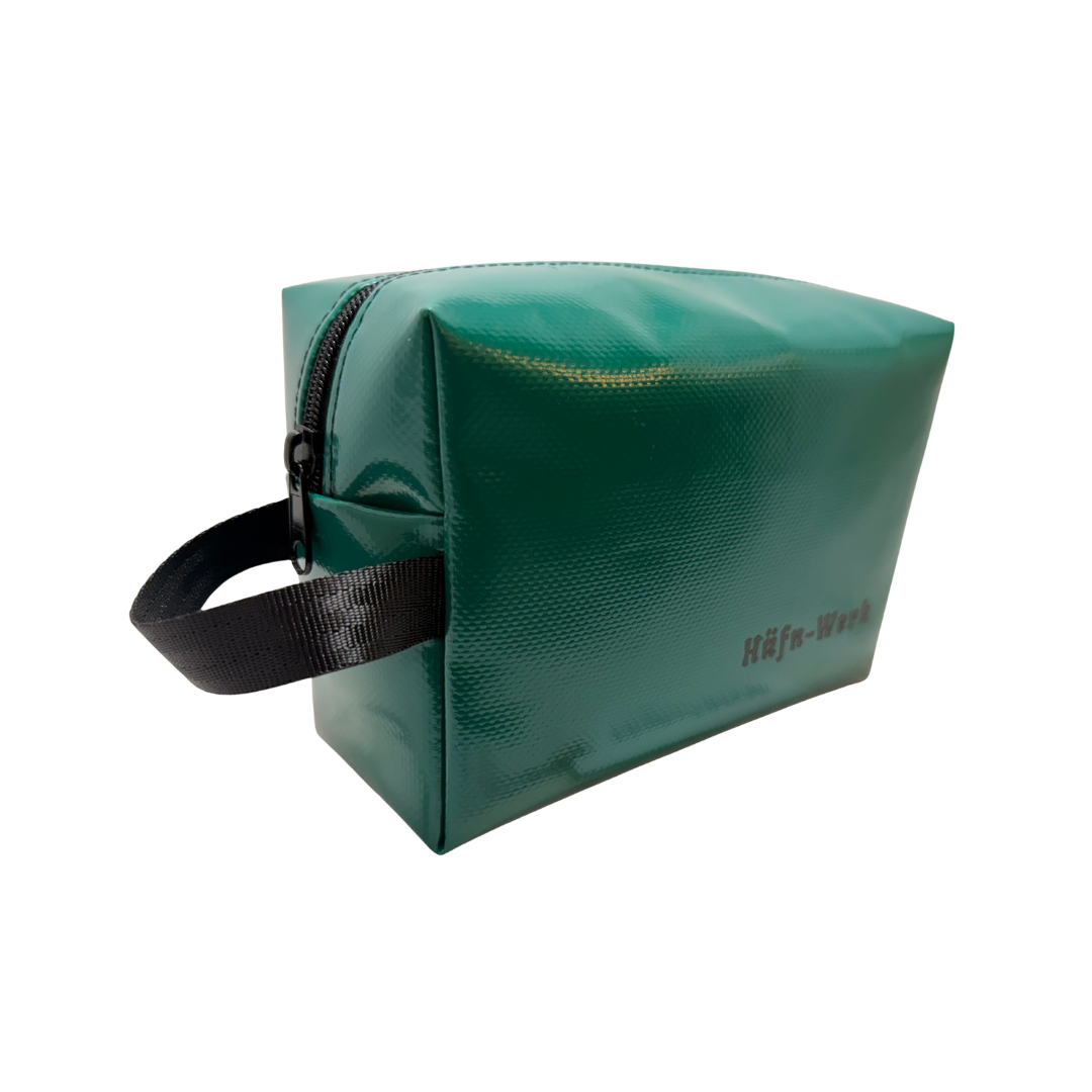 Kulturtasche "Hugo" in Grün mit Aufdruck "Häfn Werk" – Bild 2