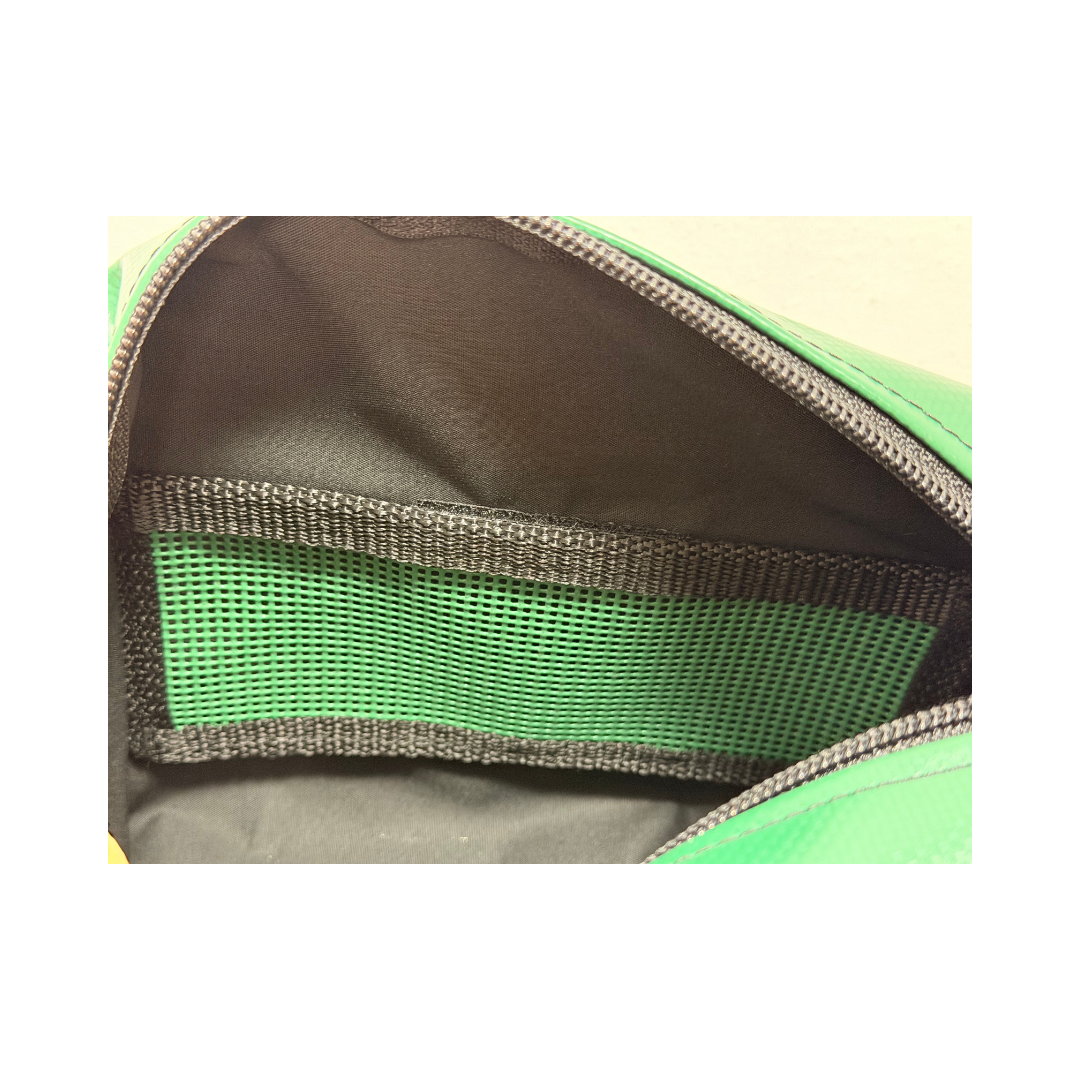 Kulturtasche "Hugo" in Grün mit Aufdruck "Häfn Werk" – Bild 3
